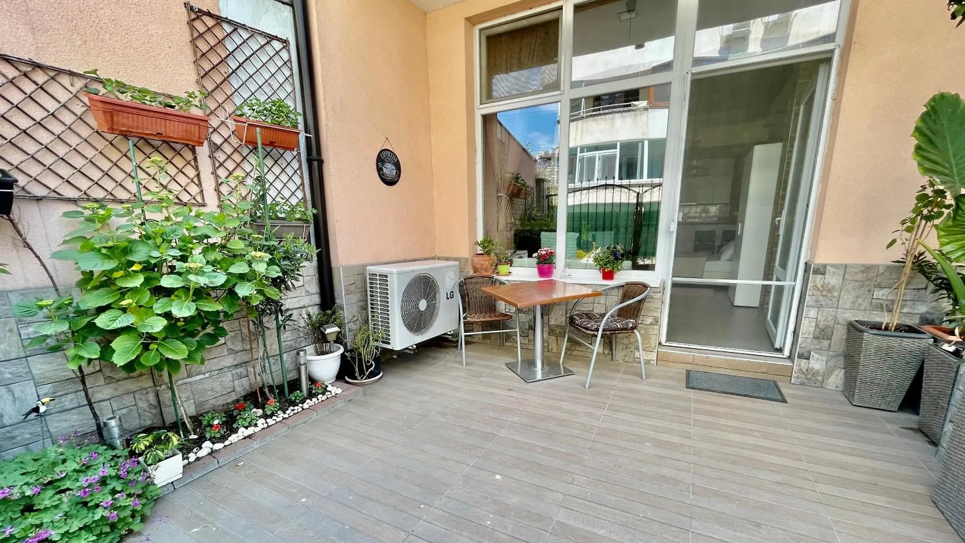 White Rose Guest Rooms Бургас 2*,