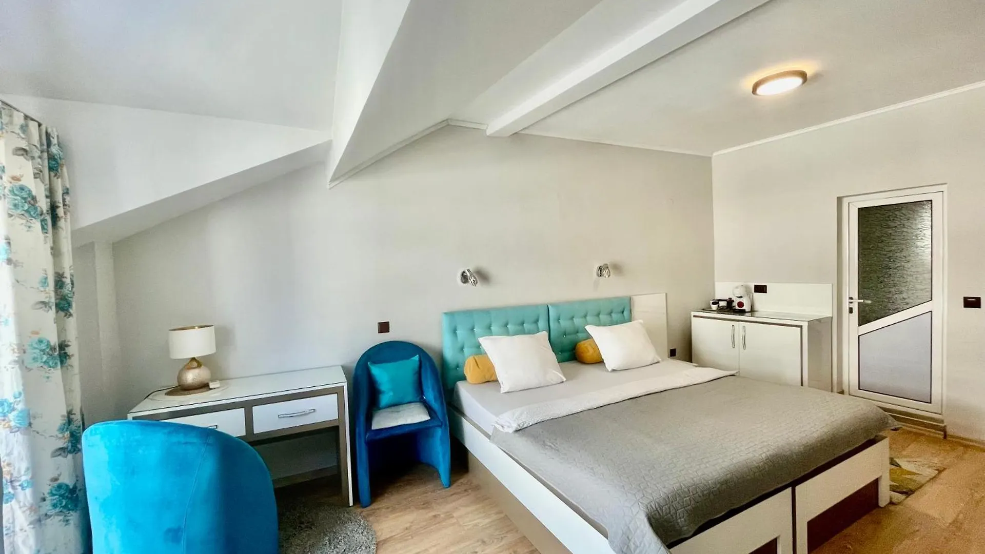 Отель White Rose Guest Rooms Бургас