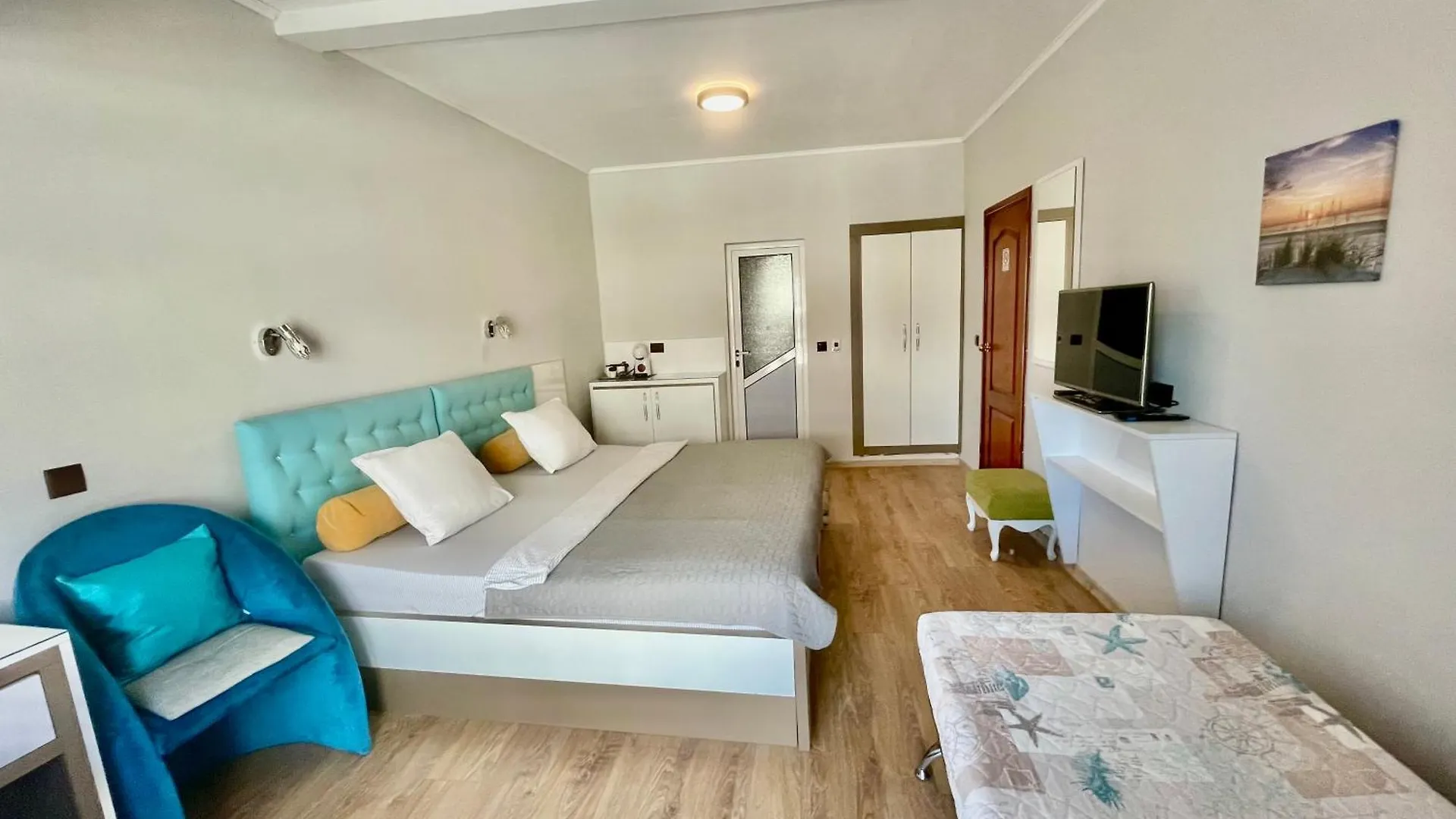 White Rose Guest Rooms Бургас 2*,