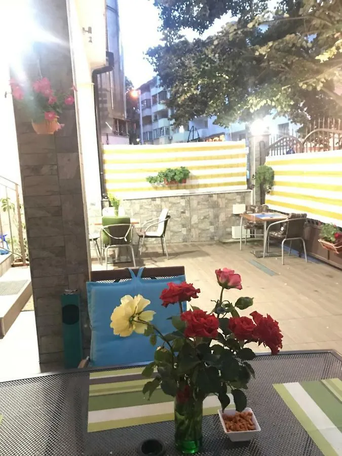 White Rose Guest Rooms Бургас 2*,